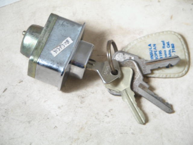 RT OUTSIDE DOOR HANDLE W KEYS