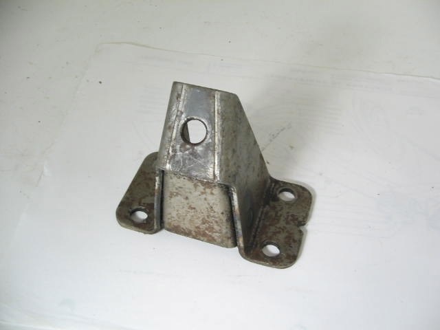 1968-72 MOTOR MOUNT, RIGHT