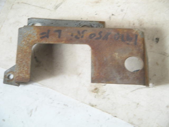 1970-71 LEFT FRONT LAMP HANGER