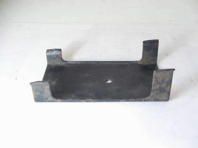 1970 LEFT SIDEMARKER RETAINER