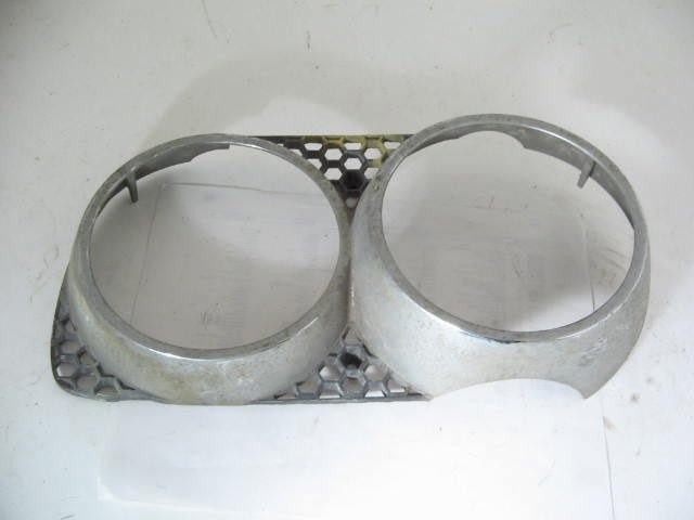 1970-72 RIGHT HEADLAMP SUROUND