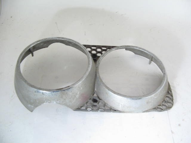 1070-72 LEFT HEAD LAMP RIM