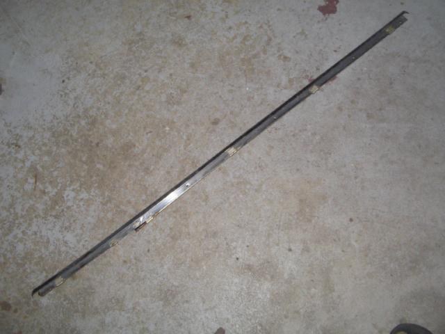1974-80 RIGHT DOOR GLASS TRIM