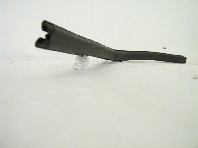 DOOR GLASS REAR U FELT