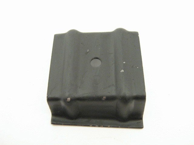 RIGHT FRONT RETAINING BRACKET
