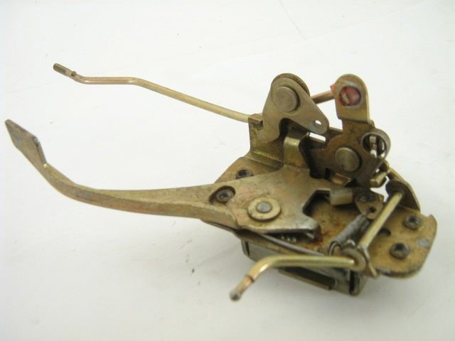 RIGHT DOOR LATCH ASSEMBLY
