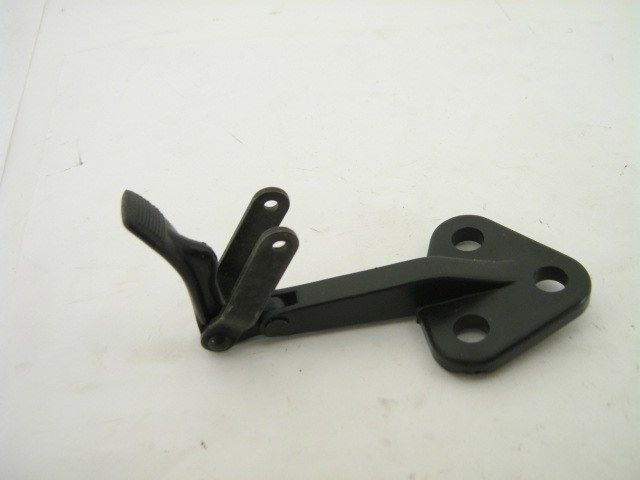 POP OUT RR 1/4 WINDOW LATCH