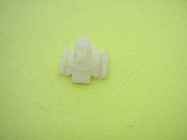 SIDE MOULDING RETAINING CLIP