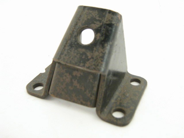LEFT ENGINE MOUNT BRACKET