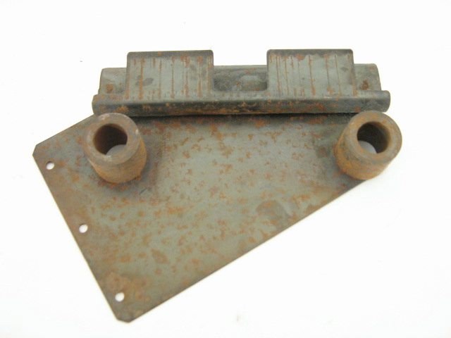 RIGHT WING VENT GLASS BRACKET