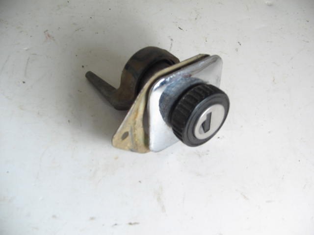 1974-78 GLOVE BOX LOCK ASSY