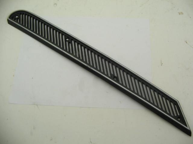 RIGHT "D" PILLAR GRILL