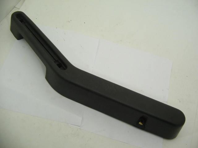 RIGHT FRONT DOOR ARM REST