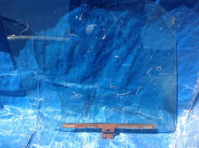 RIGHT FRONT TINTED DOOR GLASS