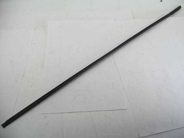 RIGHT DR GLASS RUBBER CHANNEL
