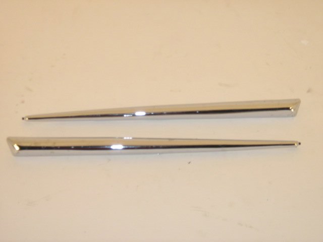 PLASTIC FRONT WHISKER SET