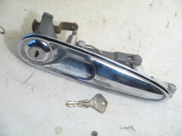 1978-85 RT DOOR HANDLE W KEY