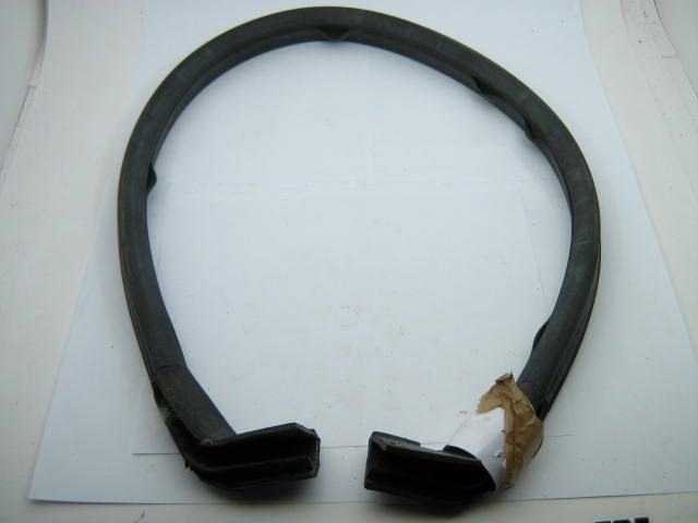 RUBBER SEAL TOP TO WINDSCREEN
