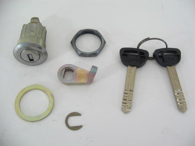 LID LOCK WITH KEYS
