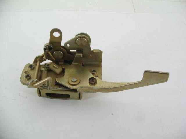 LEFT DOOR LATCH ASSEMBLY
