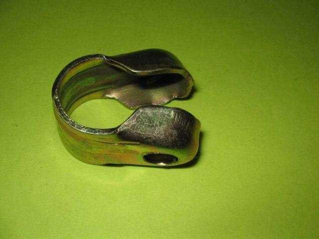 HEAD CLAMP FOR TIE ROD SLEEVE