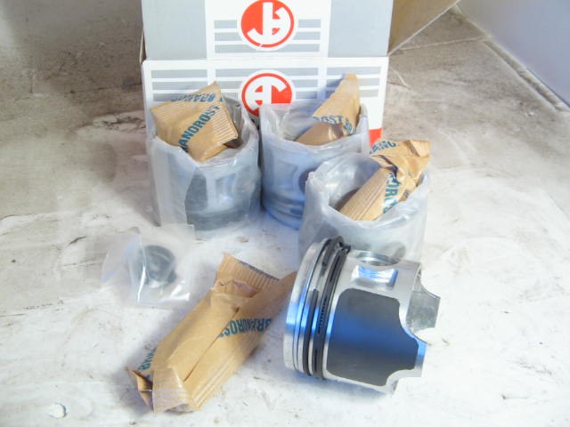 62.0 MM +0.4 MM O/S PISTON SET