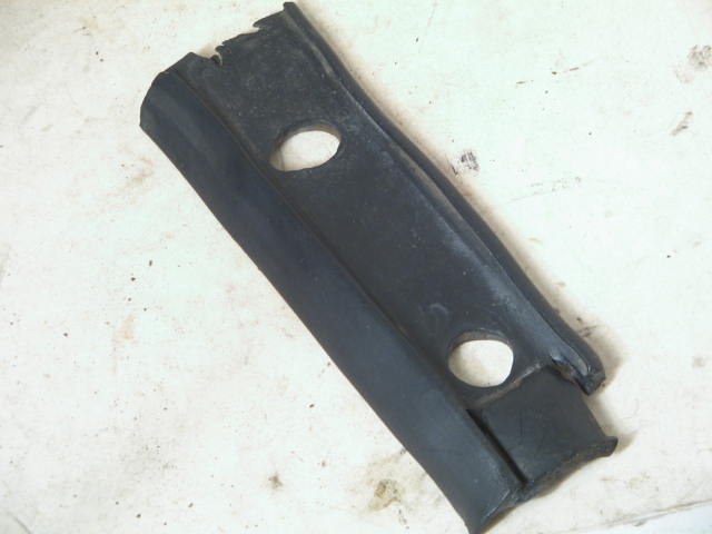 PAD UNDER WINDSCREEN FRAME