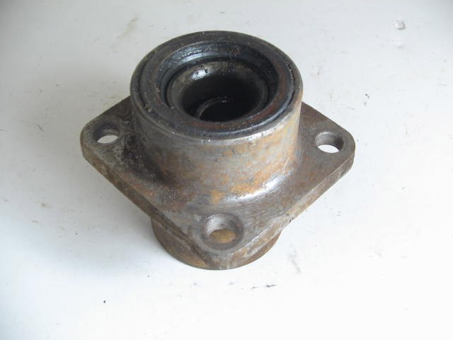 STUB AXLE BEARING HOUSING