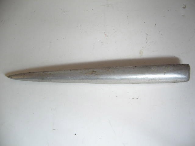 FRONT EMBLEM LARGE WHISKER