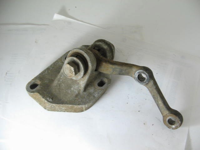 STEERING IDLER BOX WITH ARM