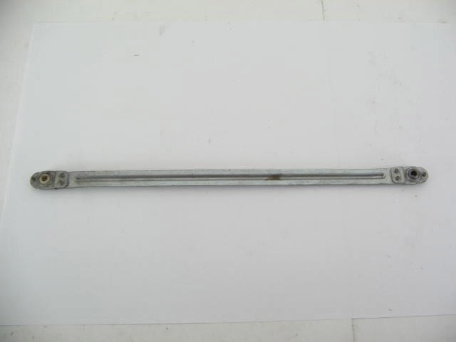 CENTER LINK BETWEEN WIPER ARMS