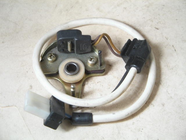 DISTRIBUTOR PICK UP ASSEMBLY