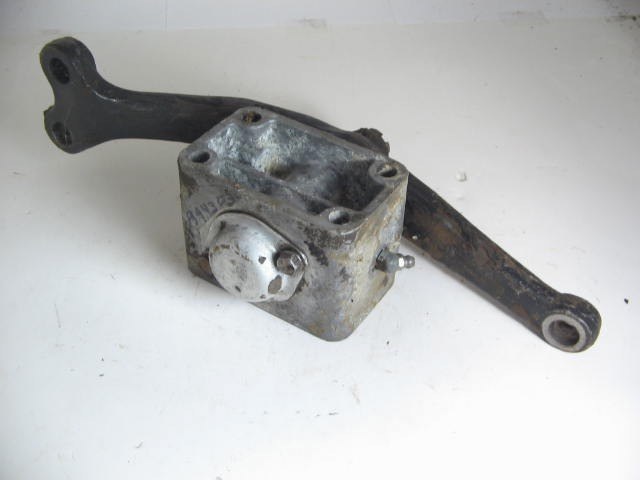 STEERING RELAY SUPPORT AND ARM