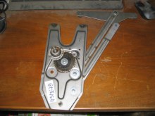 RIGHT FRONT WINDOW REGULATOR