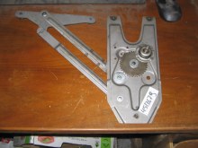 LEFT FRONT WINDOW REGULATOR