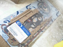 ENGINE GASKET SET W/O SEALS