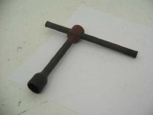 TEE HANDLE WRENCH