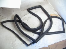 LEFT REAR QUARTER RUBBER