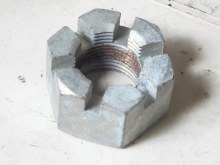 CASTELLATED NUT ON AXLE END
