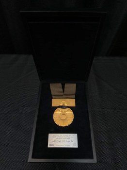Star Wars Master Replicas Episode IV A New Hope Medal of Yavin