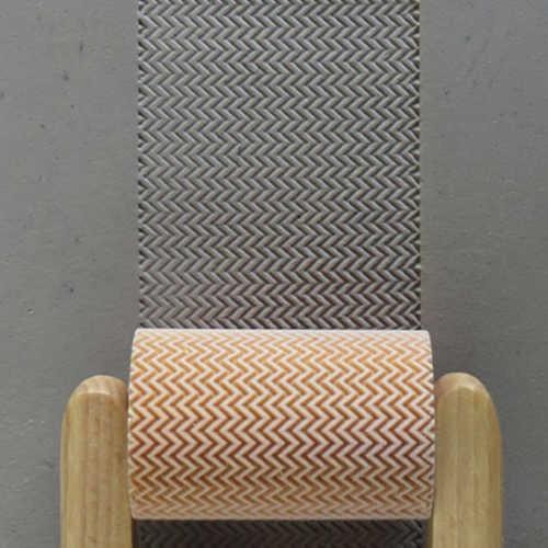RL002 - Lrg. Handle  Roller: Wavy Lines, 6cm
