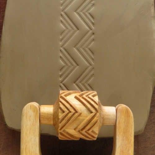 RM007 - Med. Handle Roller: Double Zag, 3cm