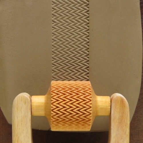 RM015 - Med. Handle Roller: Loose Zig Zag, 3cm