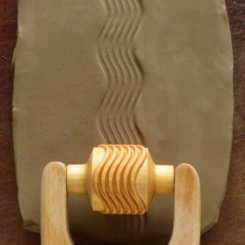 RM017 - Med. Handle Roller: Wavy Lines, 3cm