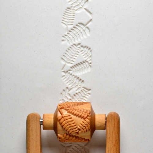 RM026 - Med. Handle Roller: Fern Leaves, 3cm