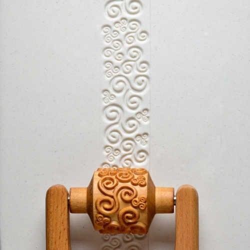RM028 - Med. Handle Roller: Tri-Spirals, 3cm