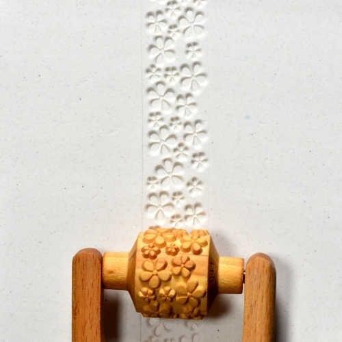 RM043 - Med. Handle Roller: Embossed Flower, 3cm
