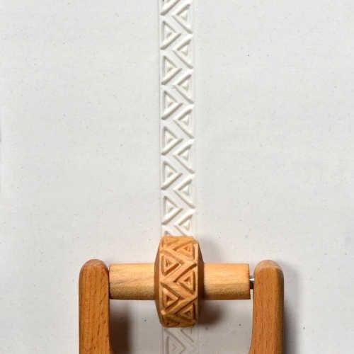 RS025 - Sm. Handle Roller: Zig Zag & Triangles, 1.5cm