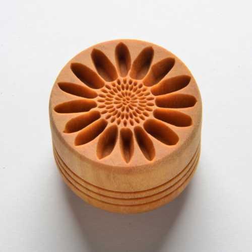 SCL108 - Lrg. Round Stamp: Sunflower, 4cm
