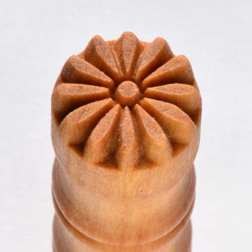 SCS004 - Sm. Round Stamp: Daisy, 1.5cm
